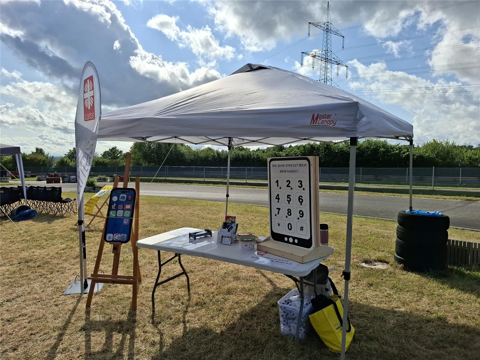 Caritas-Infostand mit Material unter anderem zur Medienkompetenz.