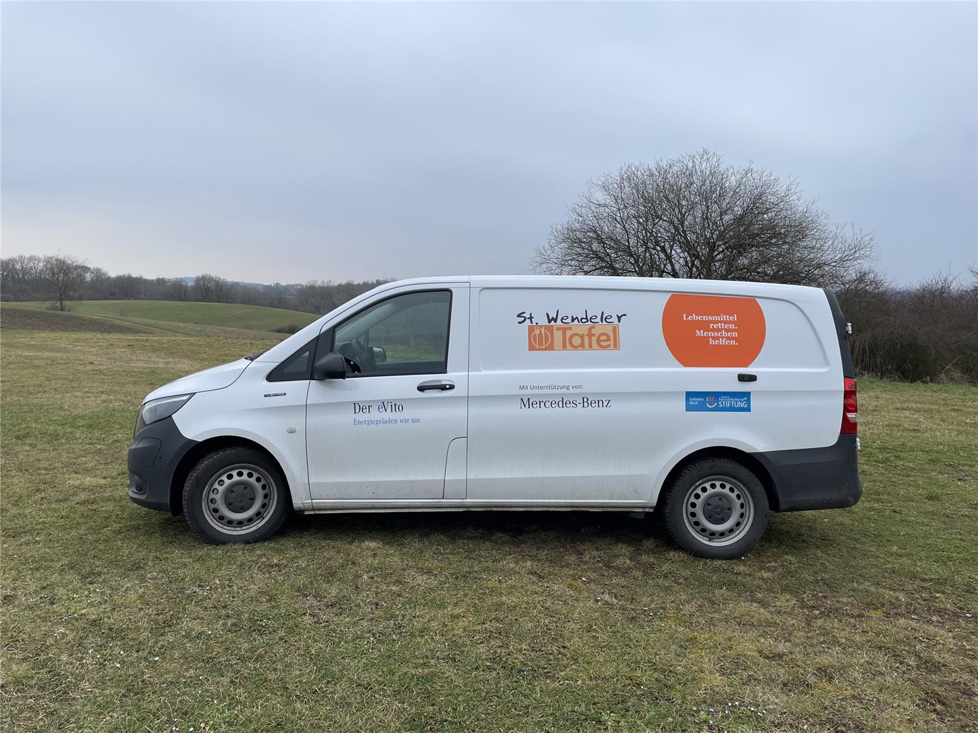 Transporter von Mercedes, beklebt mit den Logos der Tafel und der deutschen Fernsehlotterie